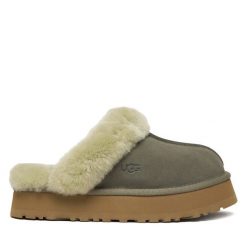 Kapcie Ugg. Zielone obuwie domowe UGG, bez wzorów, bez zapięcia. Za 549.99 zł.