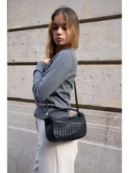 Victor & Hugo Paris Skórzana torebka "Arly" w kolorze czarnym - 23 x 13 x 8 cm rozmiar: onesize. Czarne torby na ramię Victor & Hugo Paris, bez wzorów, z materiału, przez ramię, bez dodatków. Za 374.19 zł.