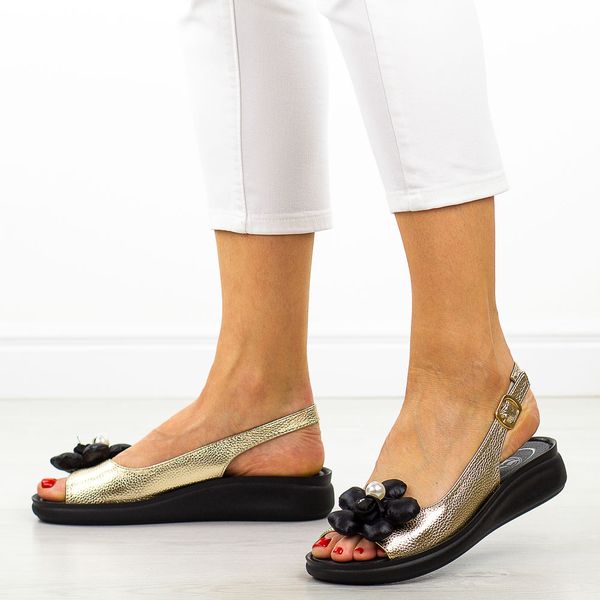 Złote płaskie sandały damskie Jezzi 24142-6. Żółte sandały Jezzi, bez wzorów, ze skóry, eleganckie, bez obcasa, na płaskiej podeszwie, bez zapięcia. Za 199.00 zł.