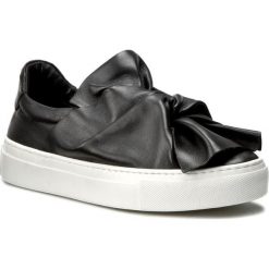 Półbuty BRONX - 65913-B BX 1261 Black 01. Czarne czółenka Bronx, bez wzorów, z materiału, bez obcasa, na koturnie, bez zapięcia. W wyprzedaży za 239.00 zł.