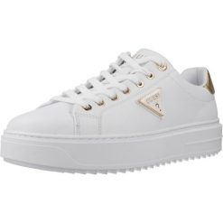 Kapcie GUESS FLJD12 LEA12 Biały. Białe obuwie domowe Guess, z aplikacjami, ze skóry, bez zapięcia. Za 578.14 zł.