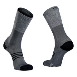 Skarpety rowerowe NORTHWAVE EXTREME PRO HIGH SOCK. Czarne skarpety Northwave, bez wzorów. Za 146.00 zł.