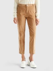Benetton Spodnie chino w kolorze beżowym rozmiar: 38. Brązowe spodnie materiałowe Benetton, na co dzień, bez wzorów. Za 74.81 zł.