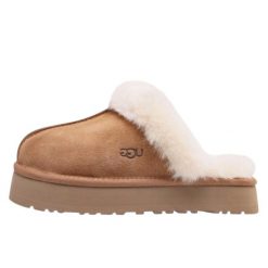 Buty do chodzenia dla dorosłych UGG Disquette Slipper Chestnut. Brązowe obuwie sportowe UGG, bez zapięcia, trekkingowe. Za 569.00 zł.