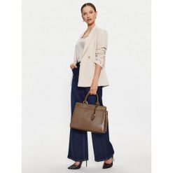 Torebka Guess. Brązowe torebki klasyczne Guess, z aplikacjami, bez dodatków. Za 489.99 zł.