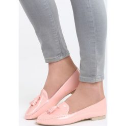 Różowe Mokasyny Zimba. Czerwone mokasyny Born2be, bez wzorów, ze skóry, z okrągłym noskiem, bez obcasa. Za 39.99 zł.