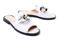 ARTIKER RELAKS 50C0475 biały, klapki damskie. Białe klapki Artiker Relaks, bez wzorów, ze skóry, bez obcasa, na obcasie. Za 129.95 zł.