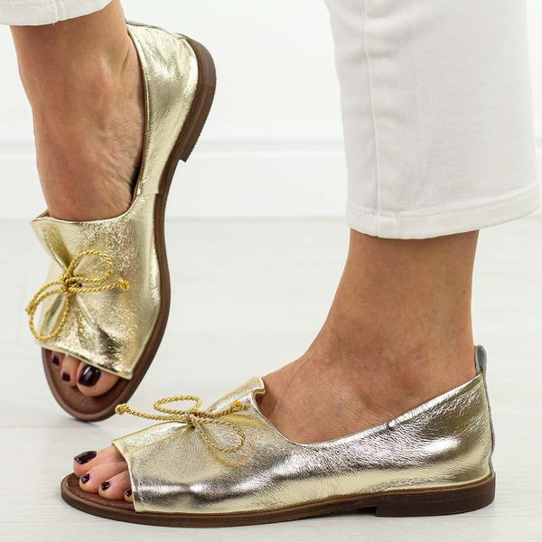 Złote skórzane Polskie sandały damskie z zakrytą piętą Deoni D488c. Żółte sandały Deoni, bez wzorów, ze skóry, bez obcasa, na obcasie, bez zapięcia. Za 399.00 zł.