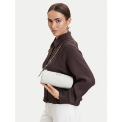 Torebka MICHAEL Michael Kors. Białe torebki klasyczne MICHAEL Michael Kors, bez wzorów, bez dodatków. Za 529.99 zł.