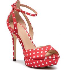 Sandały GUESS - Laurele2 FL6LU2 FAP03 RED. Czerwone sandały Guess, z aplikacjami, z materiału, eleganckie, bez obcasa, na obcasie, bez zapięcia. W wyprzedaży za 519.00 zł.