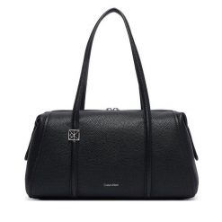 Torebka Calvin Klein. Czarne torebki klasyczne Calvin Klein, bez wzorów, bez dodatków. Za 569.99 zł.