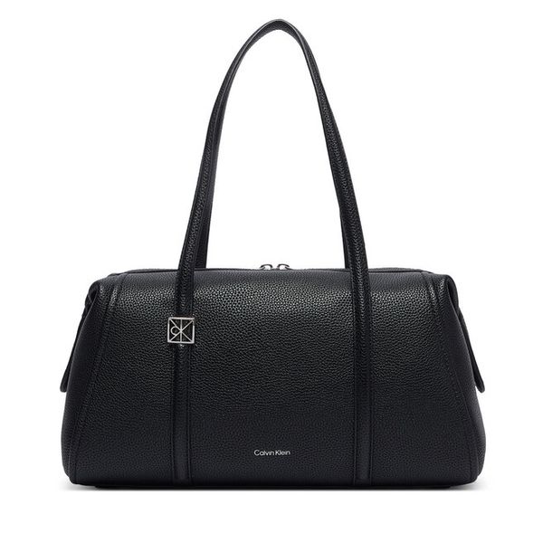 Torebka Calvin Klein. Czarne torebki klasyczne Calvin Klein, bez wzorów, bez dodatków. Za 569.99 zł.