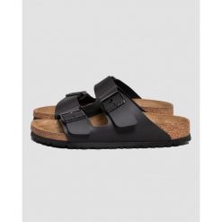 Klapki Birkenstock Arizona Nero Dorosłych. Brązowe klapki Birkenstock, bez wzorów, z materiału, bez obcasa. Za 389.70 zł.