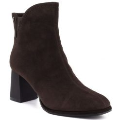 Skórzane botki damskie na obcasie brązowe Big Star UU274379. Brązowe botki Big Star, bez wzorów, z nubiku, bez obcasa, na obcasie, bez zapięcia. Za 329.99 zł.