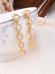 L'Atelier de Gaia Pozłacane kolczyki-wkrętki z perłami rozmiar: onesize. Białe kolczyki L'Atelier de Gaia, z perłą, pozłacane. Za 113.99 zł.