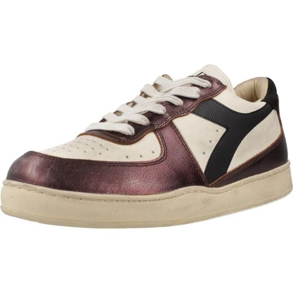 Buty DIADORA HERITAGE BASKET LOW DIRTY Brązowy. Brązowe trekkingi Diadora, ze skóry, trekkingowe. Za 726.99 zł.