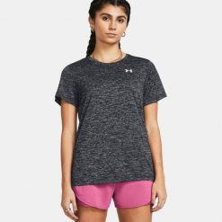Koszulka fitness damska UNDER ARMOUR 1384230 z krótkim rękawem. Czarne koszulki sportowe Under Armour, bez wzorów, bez ramiączek, na fitness i siłownię. Za 69.99 zł.