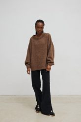 Sweter oversize z bufiastymi rękawami w kolorze LIGHT BROWN - RIVERO-UNI. Brązowe swetry Marsala, na lato, bez wzorów, z wełny, bez ramiączek. Za 249.90 zł.