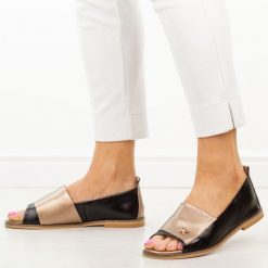 Czarne skórzane płaskie sandały damskie Potocki 19397. Czarne sandały POTOCKI, z aplikacjami, z jeansu, eleganckie, bez obcasa, na płaskiej podeszwie, bez zapięcia. W wyprzedaży za 201.52 zł.