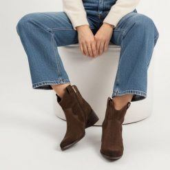 Botki damskie Karino, kowbojki na obcasie zapinane na suwak, mokka, 4794-015-F. Brązowe botki Karino, na jesień, bez wzorów, z weluru, bez obcasa, na obcasie, bez zapięcia. Za 475.99 zł.