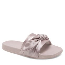 Klapki Bassano. Czerwone klapki Bassano, bez wzorów, bez obcasa. Za 49.99 zł.