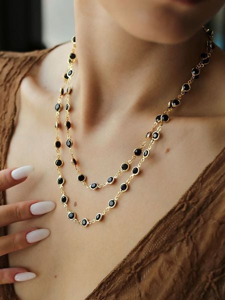 L'Atelier de Gaia Pozłacany naszyjnik z kryształami - dł. 45 cm rozmiar: onesize. Czarne naszyjniki L'Atelier de Gaia, z kryształem, pozłacane. Za 69.91 zł.