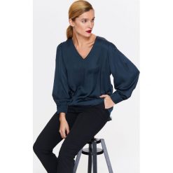 BLUZKA DŁUGI RĘKAW. Bluzki TOP SECRET, bez wzorów, z satyny, eleganckie, bez kołnierzyka, bez ramiączek. W wyprzedaży za 39.99 zł.
