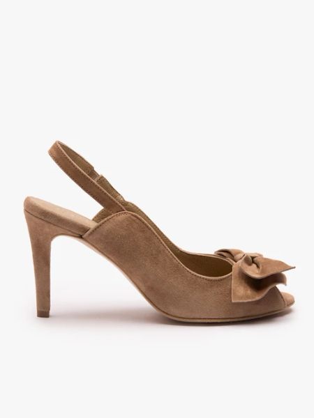 Jasnobrązowe sandały z kokardą. Brązowe sandały Ryłko, bez wzorów, ze skóry, eleganckie, bez obcasa, na szpilce, bez zapięcia. Za 429.99 zł.