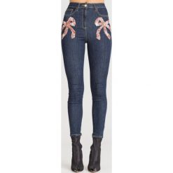 GRANATOWE JEANSY ELISABETTA FRANCHI. Niebieskie jeansy Elisabetta Franchi, z aplikacjami. Za 724.50 zł.