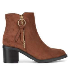 Botki Clara Barson. Brązowe botki Clara Barson, bez wzorów, bez obcasa, na słupku, bez zapięcia. Za 135.99 zł.