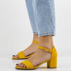 Żółte sandały, buty damskie Filippo Ds787. Żółte sandały Filippo, bez wzorów, z zamszu, bez obcasa, bez zapięcia. Za 129.00 zł.