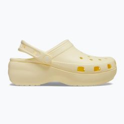 Klapki damskie Crocs Classic Platform Clog. Żółte klapki Crocs, bez wzorów, bez obcasa. Za 219.99 zł.