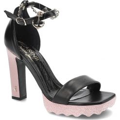 Czarne Sandały Carinii Eleganckie Skórzane Buty. Czarne sandały Carinii, bez wzorów, ze skóry, eleganckie, bez obcasa, na obcasie, bez zapięcia. Za 295.00 zł.