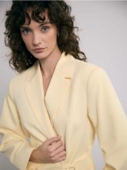 Marynarka z wiązaniem - jasnożółty. Żółte marynarki i żakiety Reserved, l, bez wzorów, z tkaniny. Za 199.99 zł.