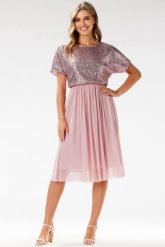 Koktajlowa sukienka rozkloszowana z cekinami i tiulem róż. Czerwone sukienki Awama, na imprezę, m, bez wzorów, z materiału, eleganckie, bez kołnierzyka, bez ramiączek, midi, dopasowane. Za 359.00 zł.