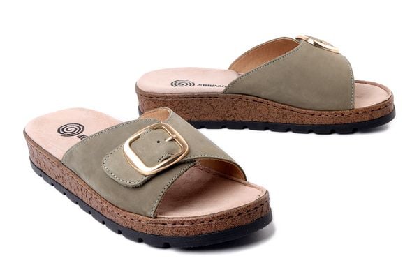 Dr. Brinkmann 700936-07 zielony, klapki damskie. Zielone klapki Dr. Brinkmann, bez wzorów, ze skóry, bez obcasa. Za 249.90 zł.