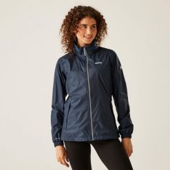 Damska kurtka trekkingowa przeciwdeszczowa Corinne IV. Niebieskie kurtki sportowe Regatta, bez wzorów, z poliamidu, bez kaptura, rowerowe. Za 199.99 zł.