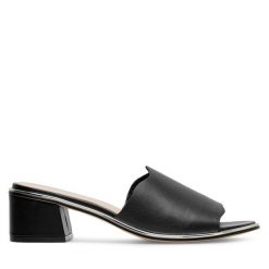 Klapki Lasocki. Czarne klapki Lasocki, bez wzorów, bez obcasa. Za 139.99 zł.