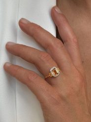 Les Petites Précieuses Pozłacany pierścionek z cyrkonią i szmaragdem rozmiar: 60. Żółte pierścionki Les Petites Précieuses, z cyrkonią, pozłacane. Za 217.99 zł.