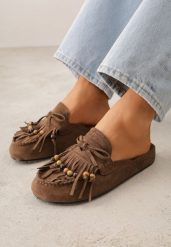 Ciemnobrązowe Klapki VICES Mule Ozdobione Frędzlami Koralikami i Kokardą Eathelena. Brązowe klapki Renee, bez wzorów, bez obcasa, na płaskiej podeszwie. Za 119.99 zł.