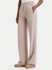 Guess Spodnie dresowe V6BB20 K6366 Beżowy ciemny Regular Fit. Brązowe spodnie dresowe Guess, s, z aplikacjami, z dresówki. Za 434.99 zł.