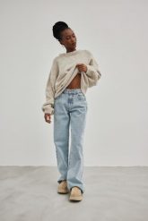 Spodnie jeansowe z szerokimi nogawkami w kolorze LIGHT DENIM - MANHATTAN-XS. Białe spodnie materiałowe Marsala, na co dzień, m, z aplikacjami, z denimu. Za 459.90 zł.