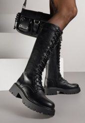 Czarne Kozaki VICES Typu Workery w Grungowym Stylu Unalira. Czarne kozaki Renee, z jeansu, bez obcasa, na płaskiej podeszwie, bez zapięcia. Za 169.99 zł.