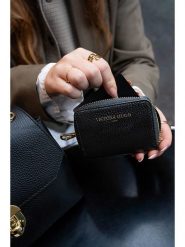 Victor & Hugo Paris Skórzany portfel "Riley" w kolorze czarnym - 15 x 10 x 3 cm rozmiar: onesize. Czarne portfele Victor & Hugo Paris, bez wzorów, z materiału. Za 113.99 zł.