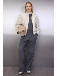 Trendyol Kurtka w kolorze kremowym ze skóry syntetycznej rozmiar: M. Brązowe kurtki Trendyol, m, bez wzorów, ze skóry, bez kaptura. Za 104.99 zł.