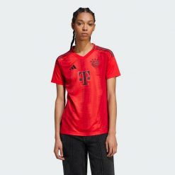 Koszulka FC Bayern 24/25 Home. Czerwone bluzki Adidas, xs, bez wzorów, z materiału, sportowe, bez kołnierzyka, bez ramiączek. Za 449.00 zł.