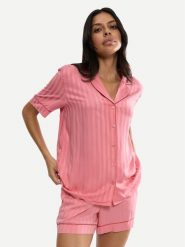 Triumph Koszulka piżamowa Boyfriend 10227193 Różowy Regular Fit. Czerwone koszule nocne Triumph, bez wzorów, z wiskozy, bez ramiączek. Za 159.99 zł.