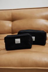 Kosmetyczka ze sztruksu w kolorze CZARNYM -TRAVEL small size-MAŁY. Czarne kufry i kosmetyczki Marsala, bez wzorów, z bawełny, małe, bez dodatków. Za 69.90 zł.