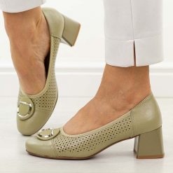 Oliwkowe ażurowe czółenka damskie na obcasie M.Daszyński Sa281-5. Zielone czółenka M.Daszyński, z aplikacjami, z materiału, z okrągłym noskiem, bez obcasa, na obcasie, bez zapięcia. Za 189.00 zł.