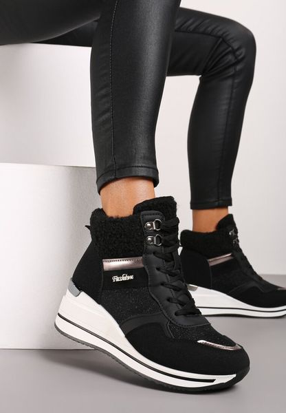 Czarne Botki na Koturnie w Streetwearowym Stylu Ozdobione Futerkiem Arabelline. Czarne botki Renee, bez wzorów, z futra, bez obcasa, na koturnie, bez zapięcia. Za 99.99 zł.